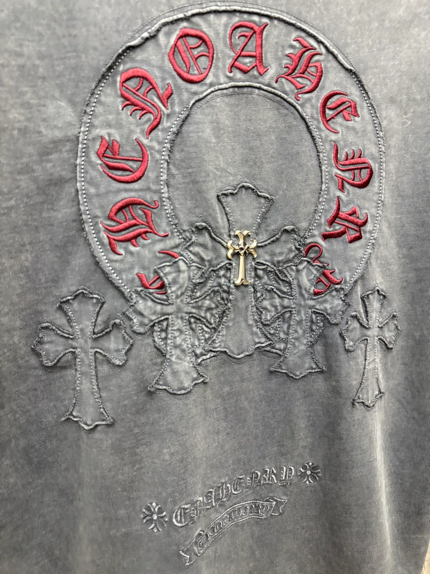 P240 top version, real shot without P, ​​different from market currency) 𝗖𝗵𝗿𝗼𝗺𝗲 𝗛𝗲𝗮𝗿𝘁𝘀/Croxin 2026 spring new original single counter American washed patch embroidered couple short sleeves 👑The highest version! Customized fabric 320 grams, washed and fried. Best-selling model at the counter. Very comfortable to wear. Accessories: Original molded and authenticated collar label➕100% silk wash label. Genuine purchase-grade original hangtag➕matching hanging rope➕3D hanging beads➕original packaging bag. Craftsmanship: The original version has consistent wiring! The highest version of the armhole matching technique! Color: Gray Black Size: S M L XL Style No.: 6601